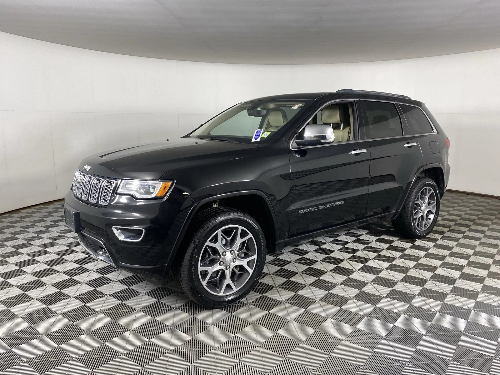 Used 2020 Diamond Black Crystal Pearlcoat Jeep Overland image 13