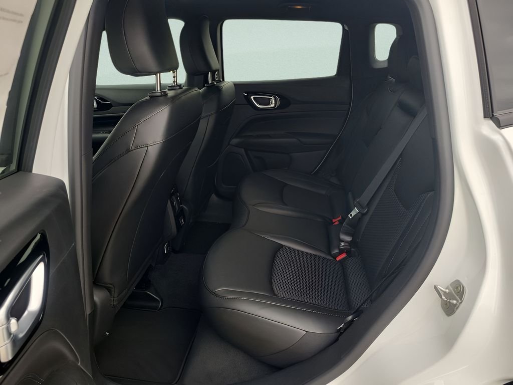 New 2026 Bright White Clear-Coat Exterior Paint Jeep Latitude image 23
