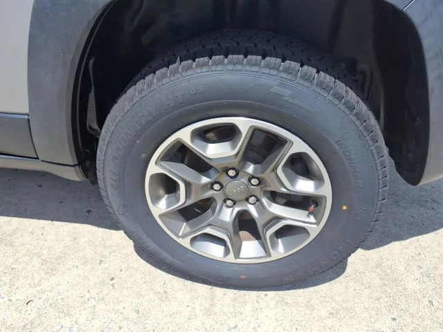 Used 2020 Silver Jeep Trailhawk image 26