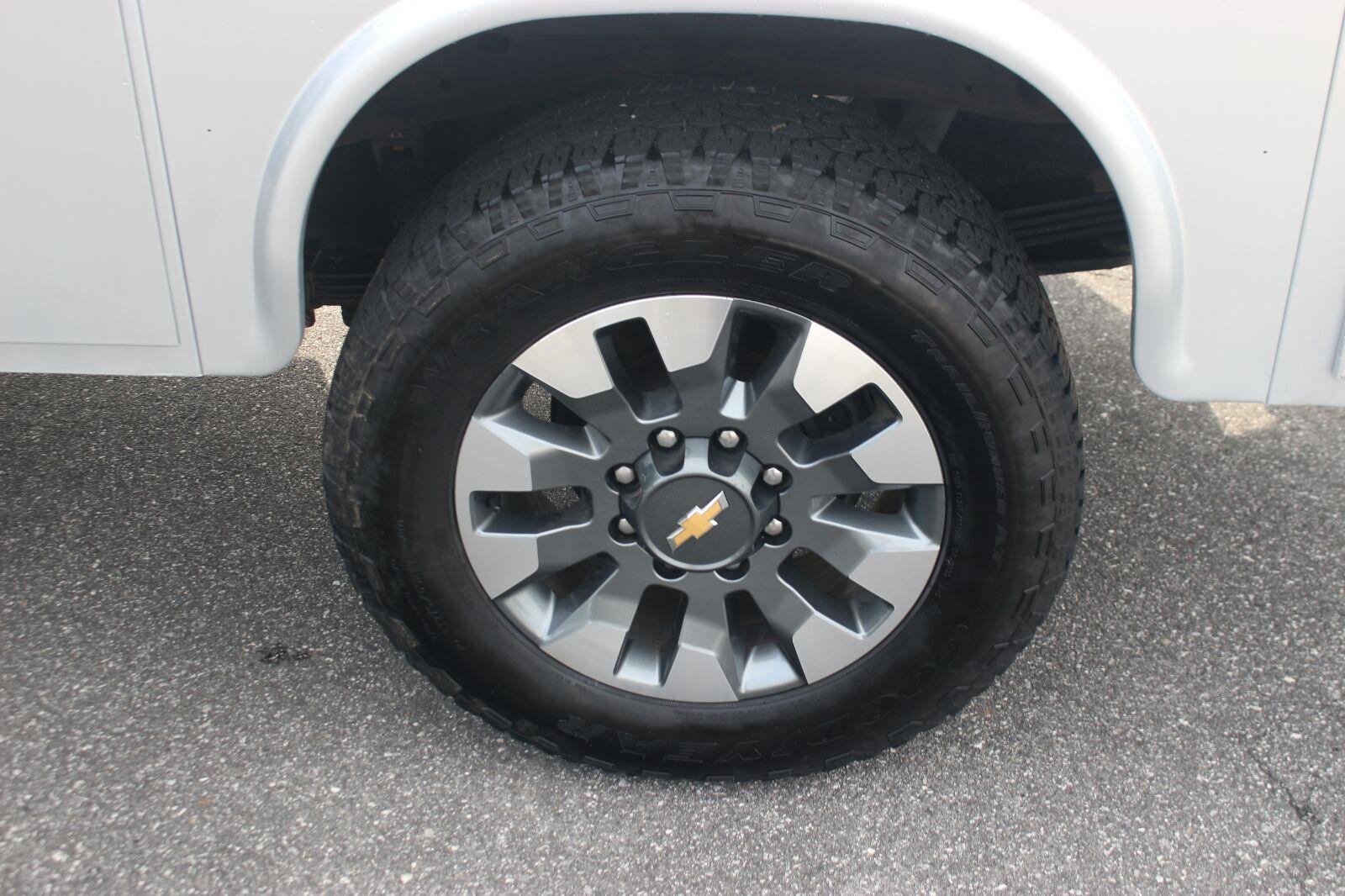Used 2023 Silver Ice Metallic Chevrolet Custom image 37