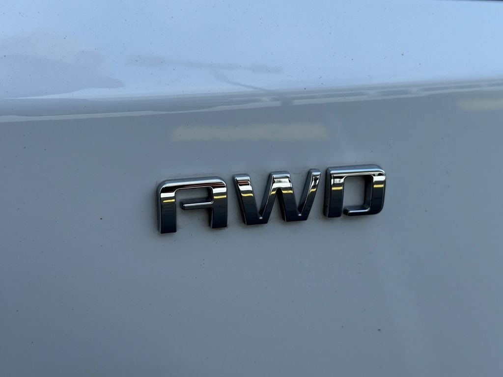 Used 2024 Summit White Chevrolet LT image 11