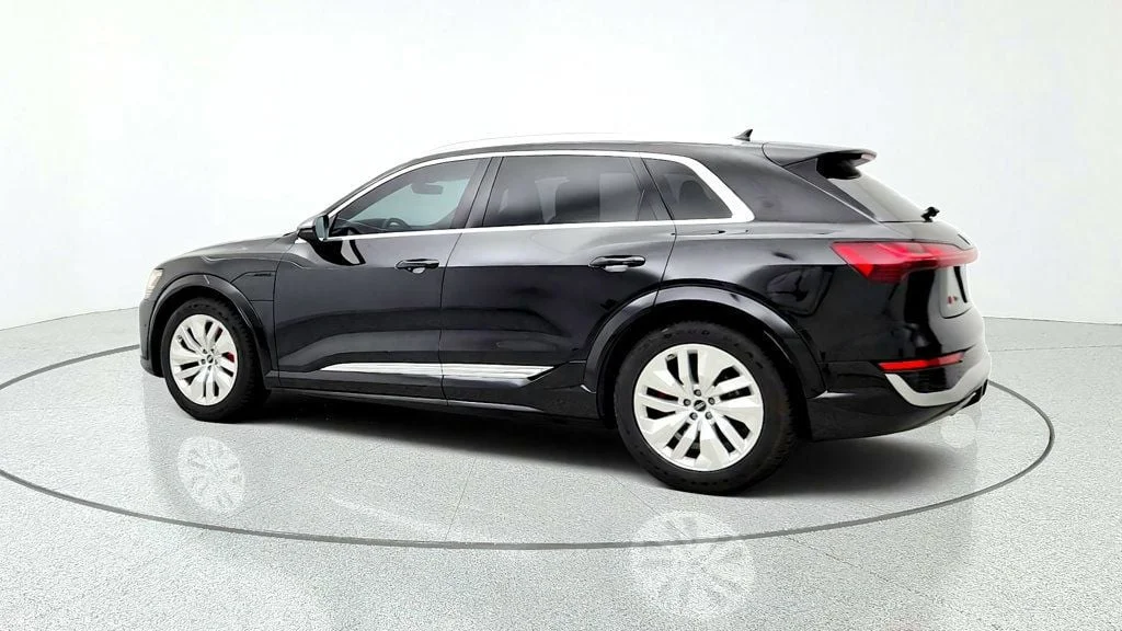 Used 2024 Mythos Black Metallic Audi quattro Premium Plus w/ 19.2 kW Charger & Trailer Hitch image 7
