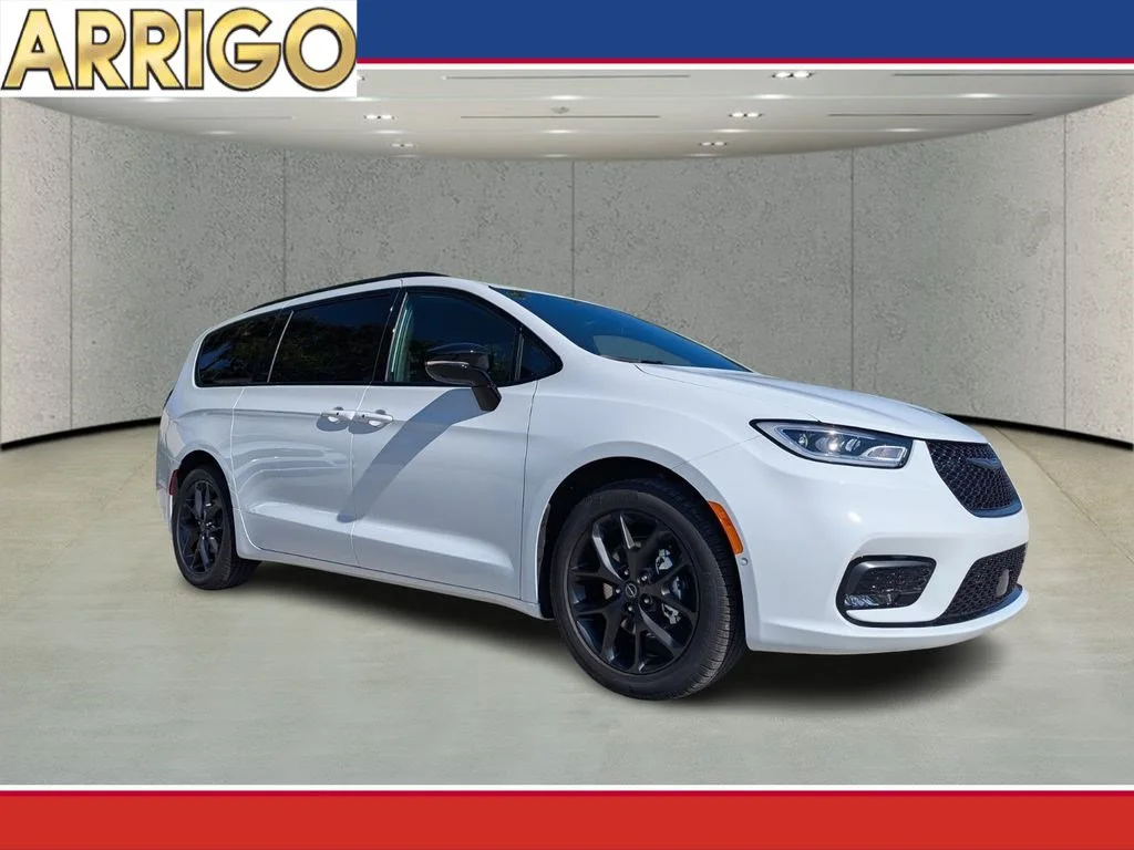 2026 Chrysler Pacifica Select's photo