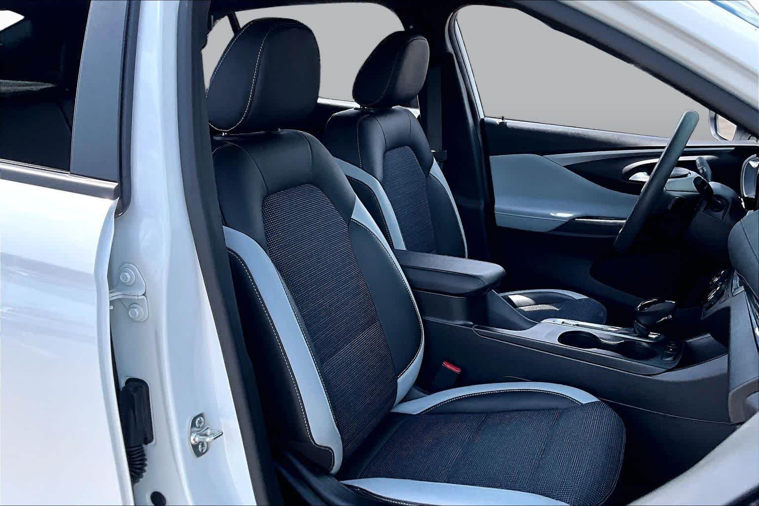 Used 2025 Summit White Buick Preferred image 9