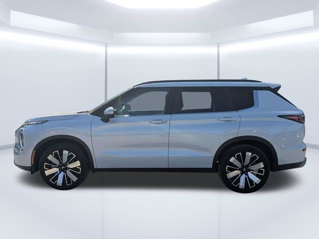 Used 2025 White Mitsubishi SE image 6