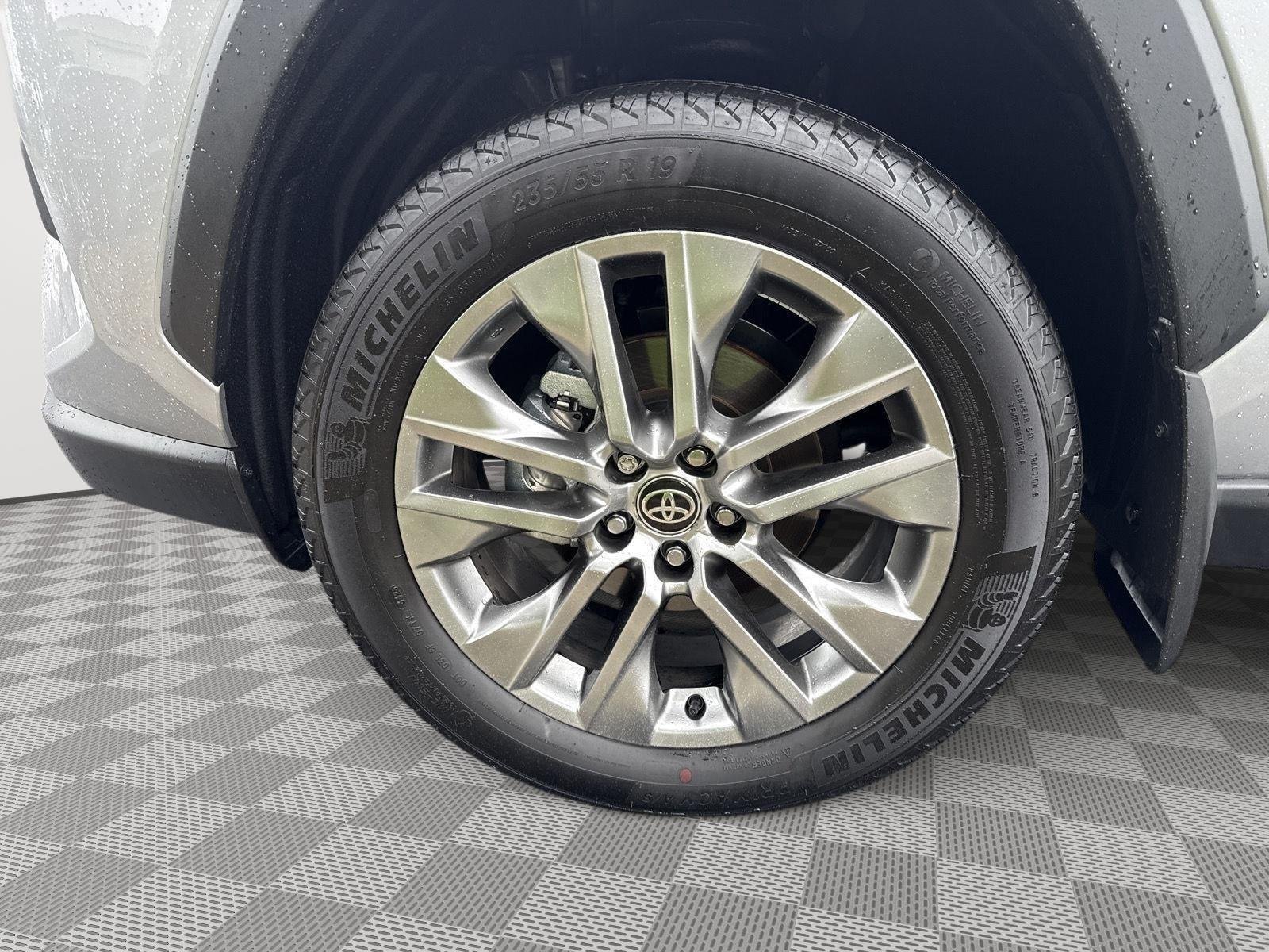 Used 2025 Silver Sky Metallic Toyota XLE Premium image 14