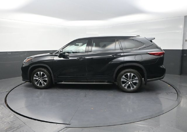 Used 2021 Black Toyota XLE image 4