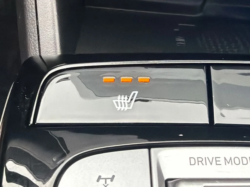 Used 2023 White Hyundai SEL Convenience image 31