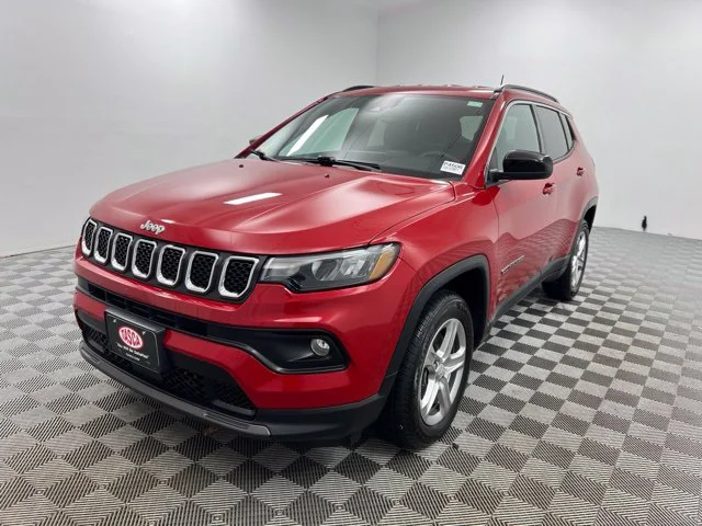 Used 2024  Jeep Latitude image 2