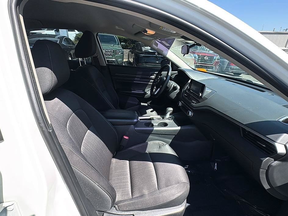 Used 2022 Glacier White Nissan 2.5 S image 32
