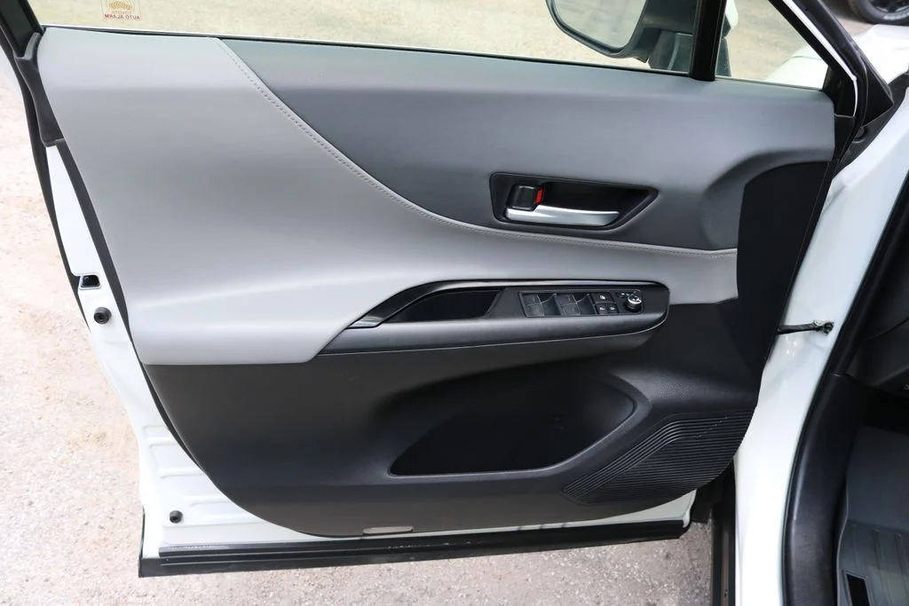 Used 2021 White Toyota LE image 10