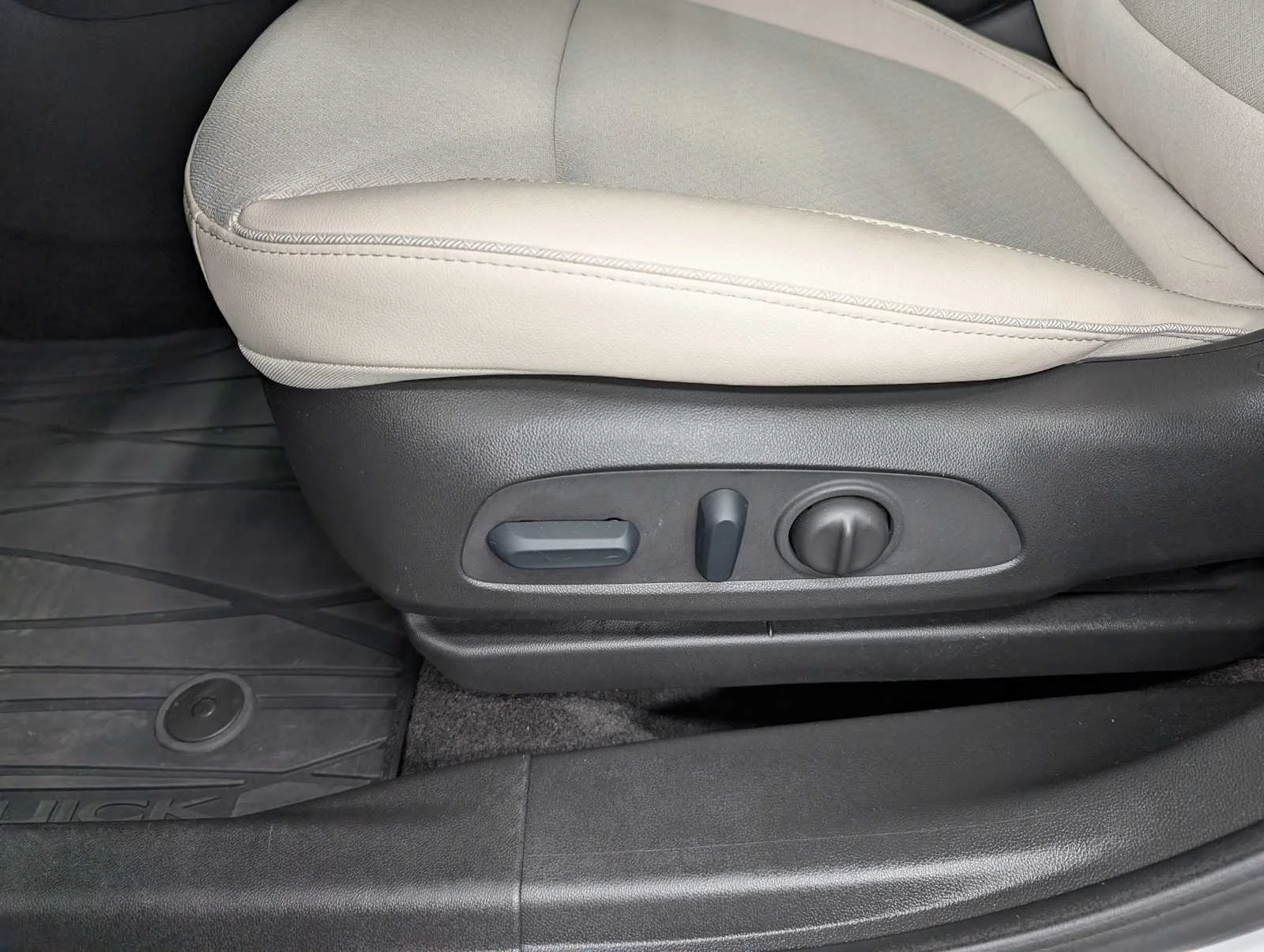 Used 2023 Summit White Buick Preferred image 39