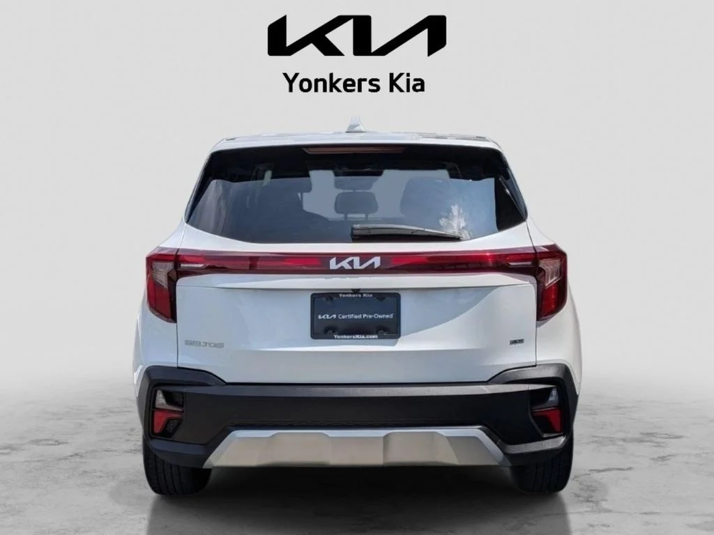 Used 2024 White Kia LX image 7