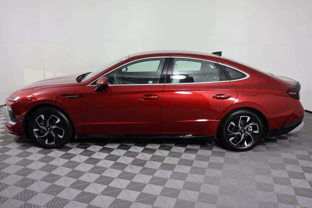 Used 2025 Red Hyundai SEL image 5