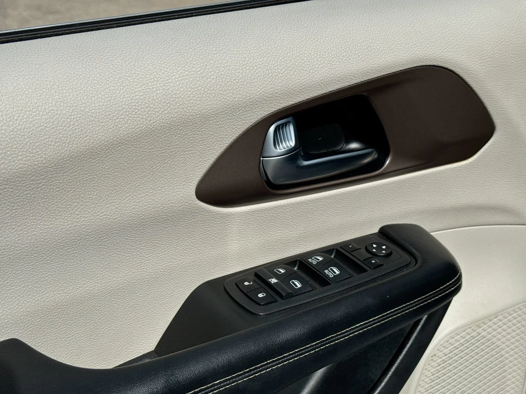 Used 2022 Silver Mist Clearcoat Chrysler LX image 13