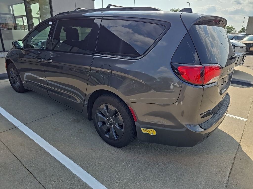 Used 2020 Gray Chrysler Limited image 5