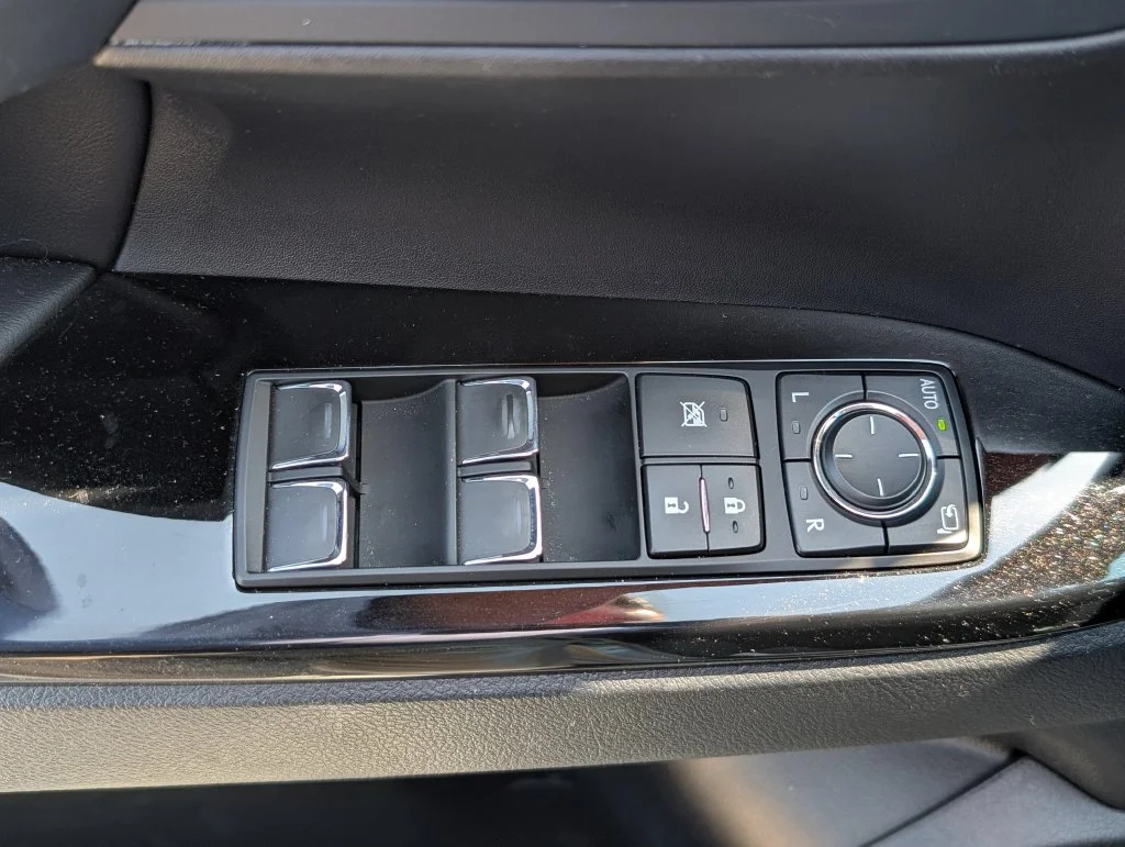 Used 2018 Silver Lexus 570 image 19