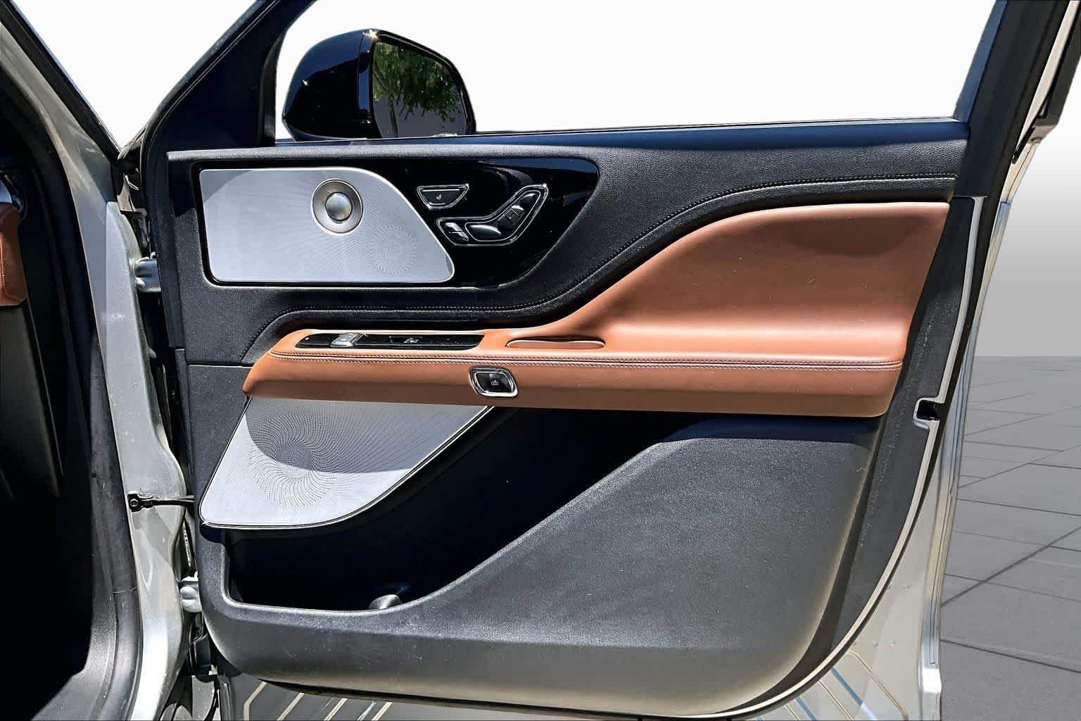 Used 2023 Silver Radiance Metallic Clearcoat Lincoln Reserve image 21