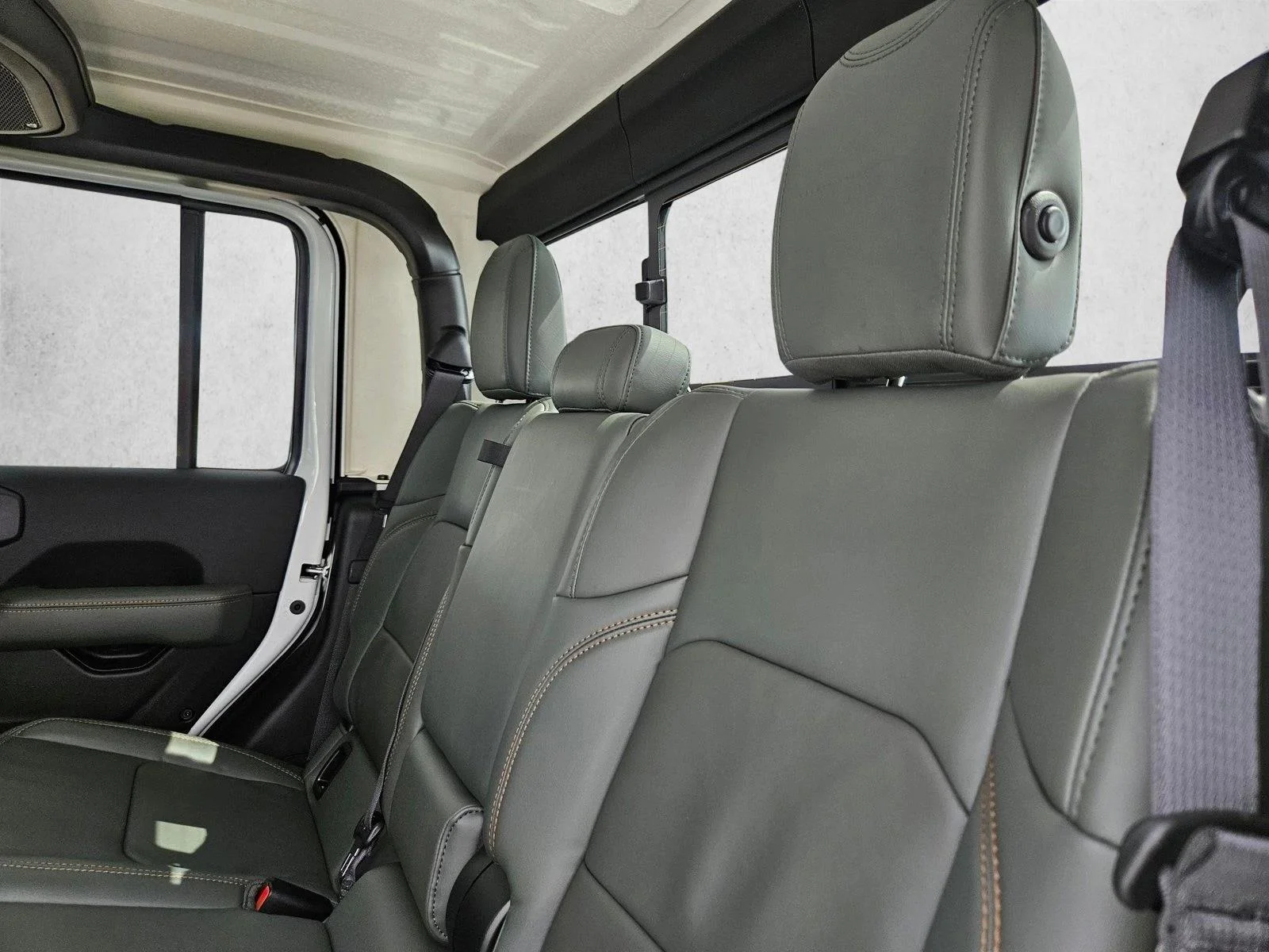 New 2026 Bright White Clear-Coat Exterior Paint Jeep Mojave image 14