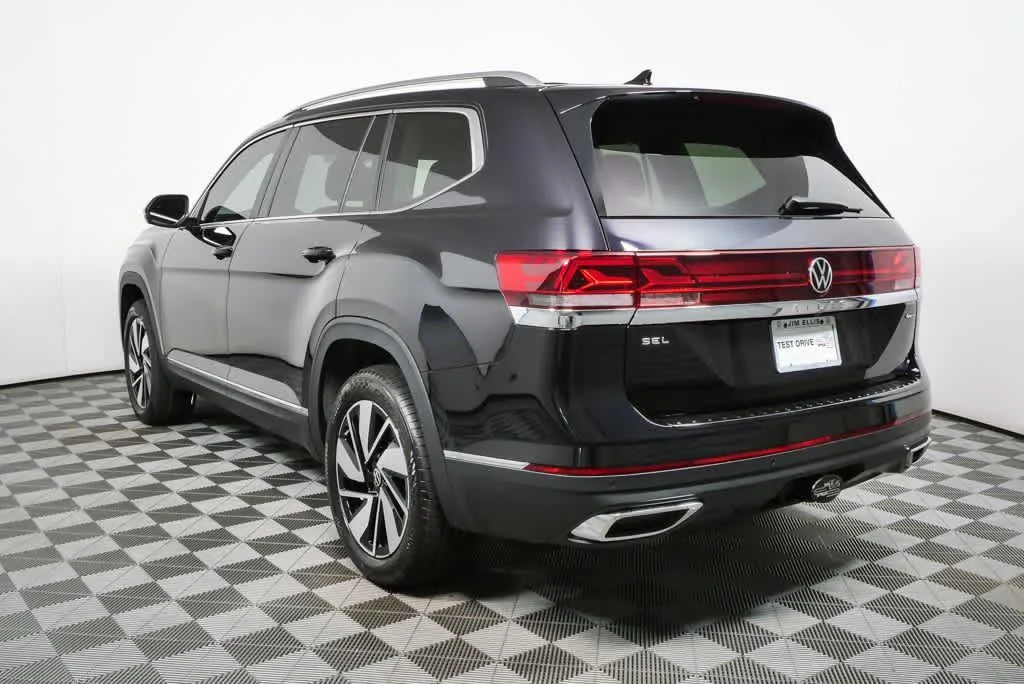 New 2026 Deep Black Pearl Volkswagen 2.0T SEL image 30