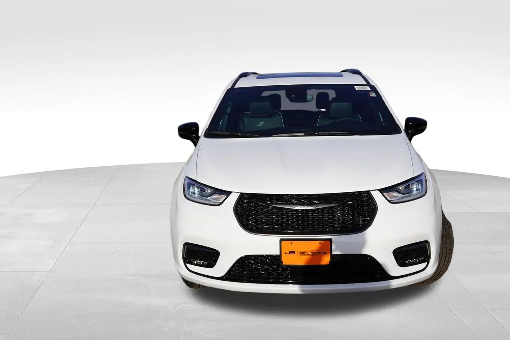 New 2026 Bright White Clear-Coat Exterior Paint Chrysler Limited image 9