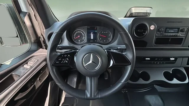 Used 2025  Mercedes-Benz NA image 13