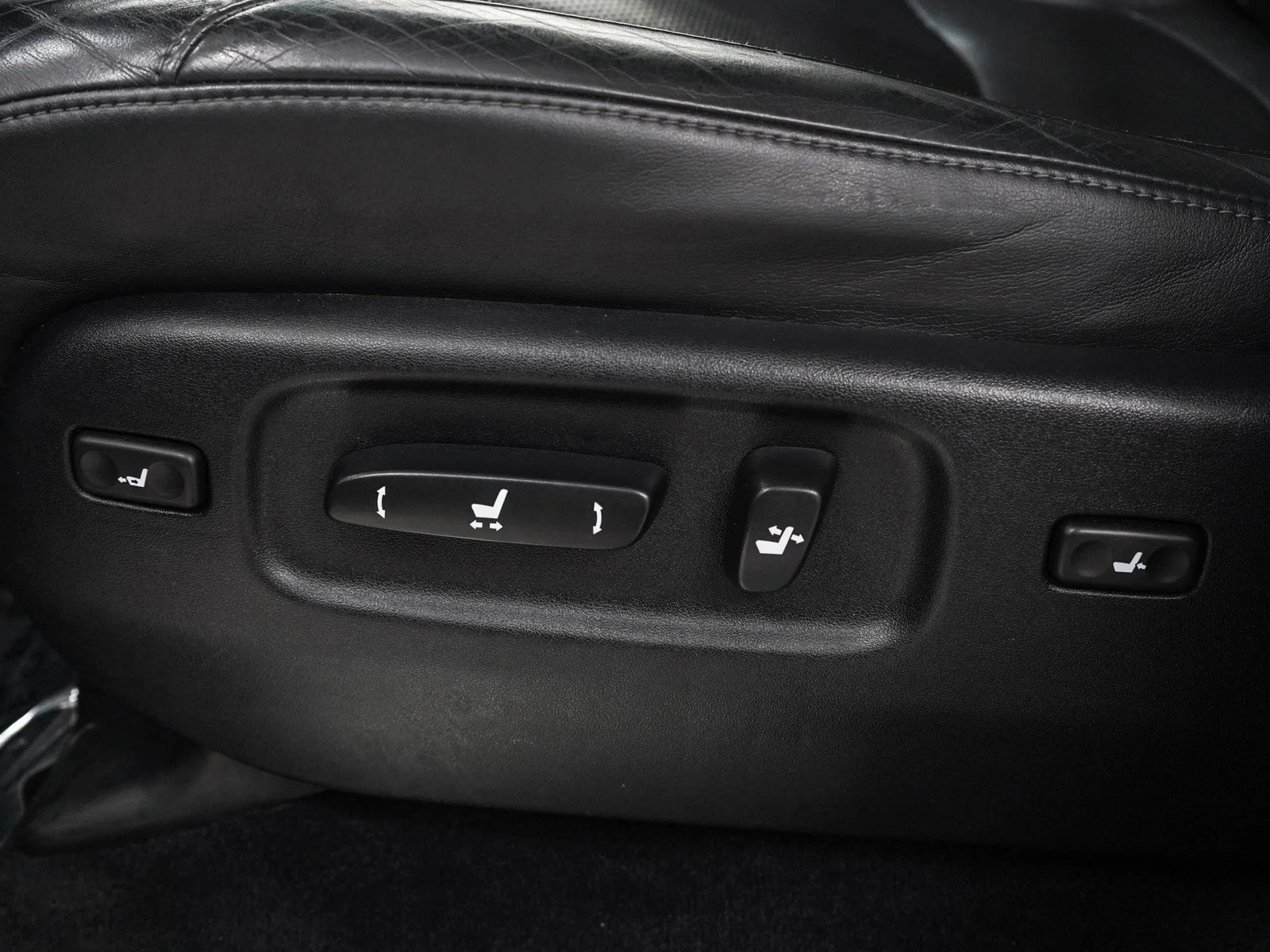 Used 2018 Silver Lexus 570 image 28