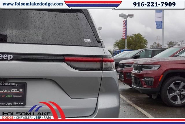 New 2024 Silver Zynith Exterior Paint Jeep 4xe image 6