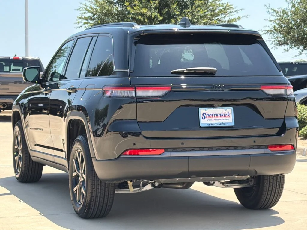 New 2026 Diamond Black Crystal Pearl-Coat Exterior Paint Jeep Altitude image 5