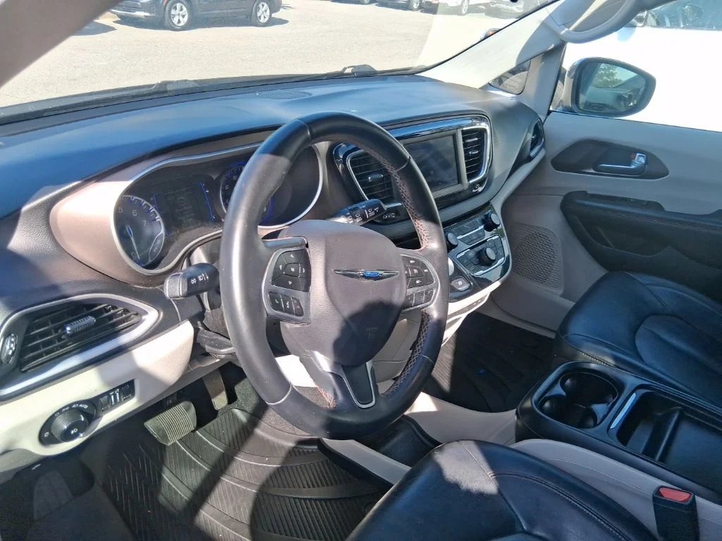 Used 2018 Gray Chrysler Touring L image 11