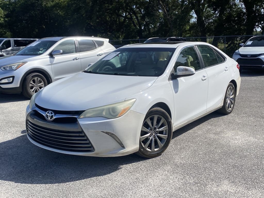 Used 2016 Super White Toyota XLE image 3