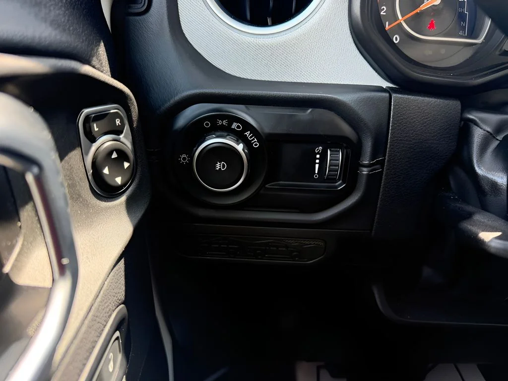 Used 2025 Bright White Clearcoat Jeep Sahara image 15