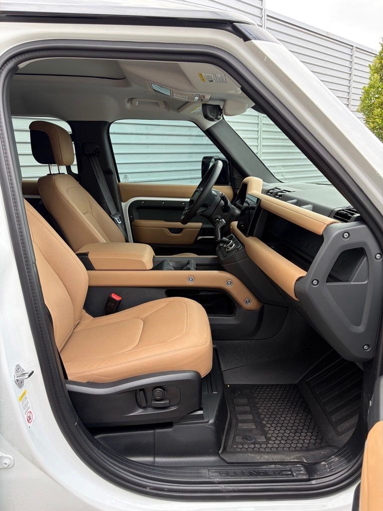 Used 2025 White Land Rover 110 P400 X-Dynamic SE image 8