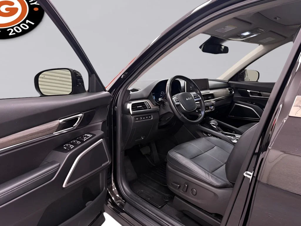 Used 2022 Black Kia EX image 9