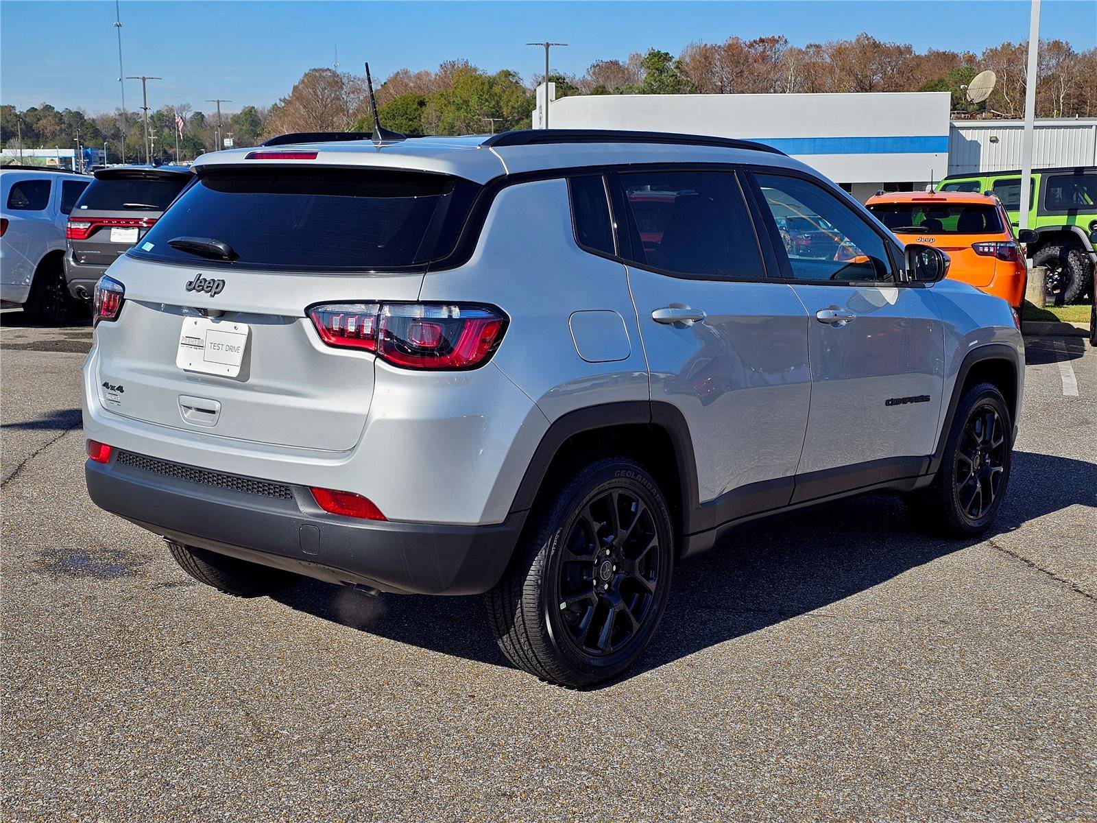 New 2026 Silver Zynith Metallic Clearcoat Jeep Latitude Altitude image 8