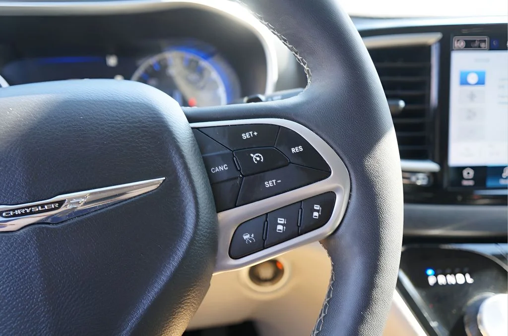Used 2024 Diamond Black Chrysler Touring L image 21