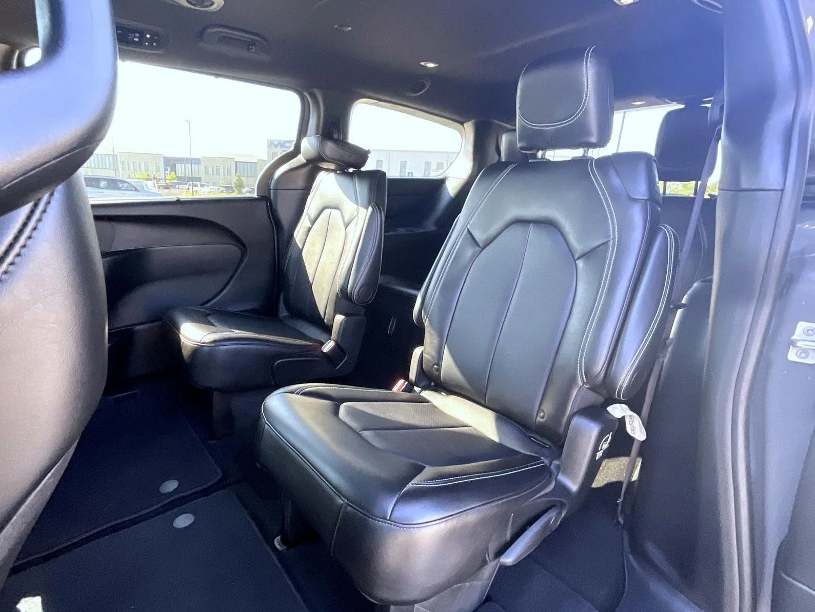 Used 2025 White Chrysler Select image 19