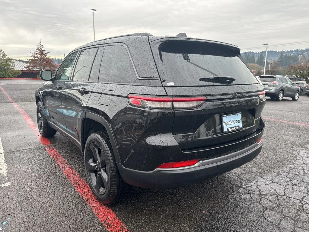 Used 2026 Diamond Black Crystal Pearlcoat Jeep Limited image 5