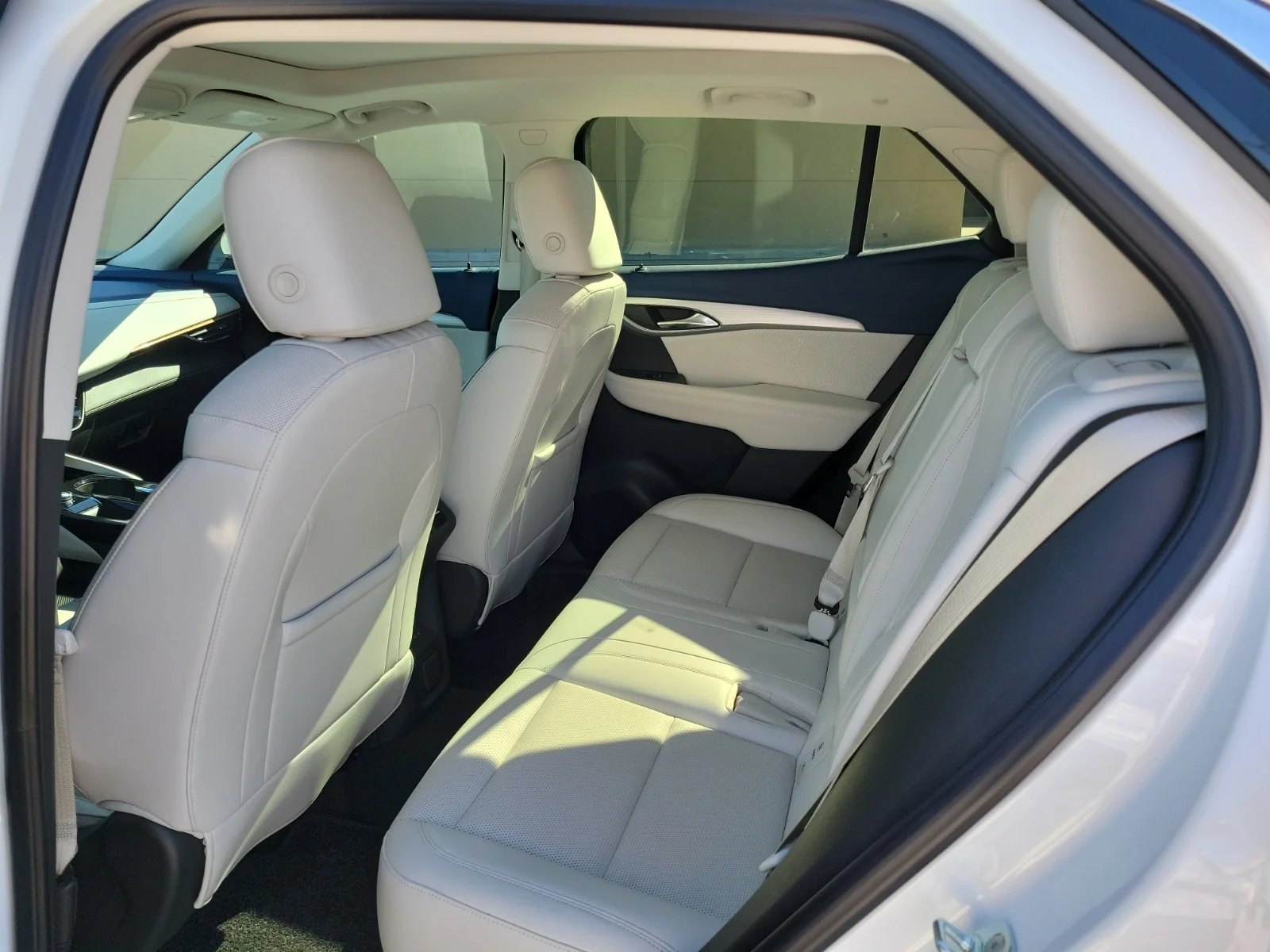 Used 2025 White Buick Avenir AWD image 9
