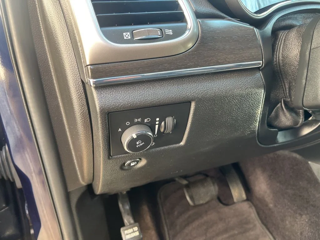 Used 2018 True Blue Jeep Limited image 14