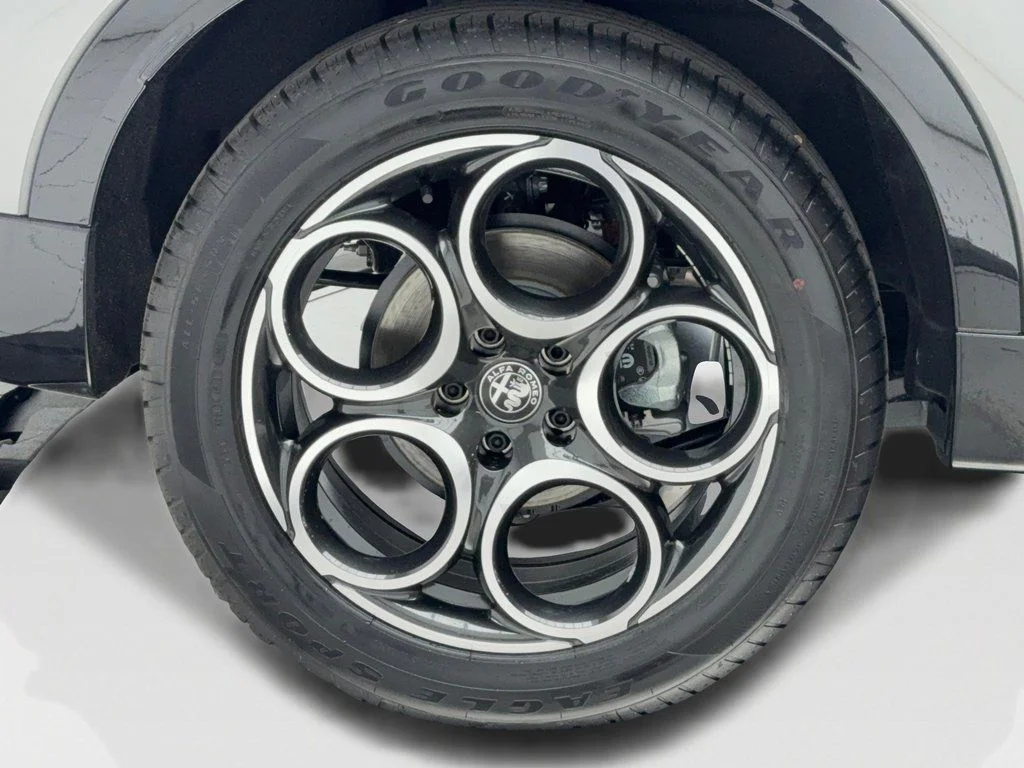 New 2025 Silver Alfa Romeo Base image 48