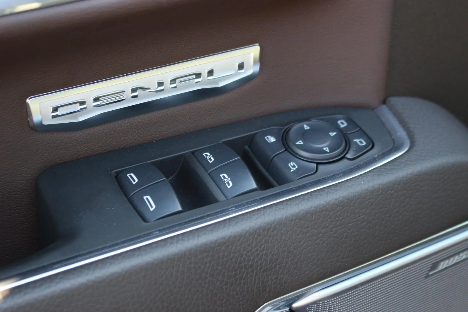 Used 2025 White Frost Tricoat GMC Denali image 15