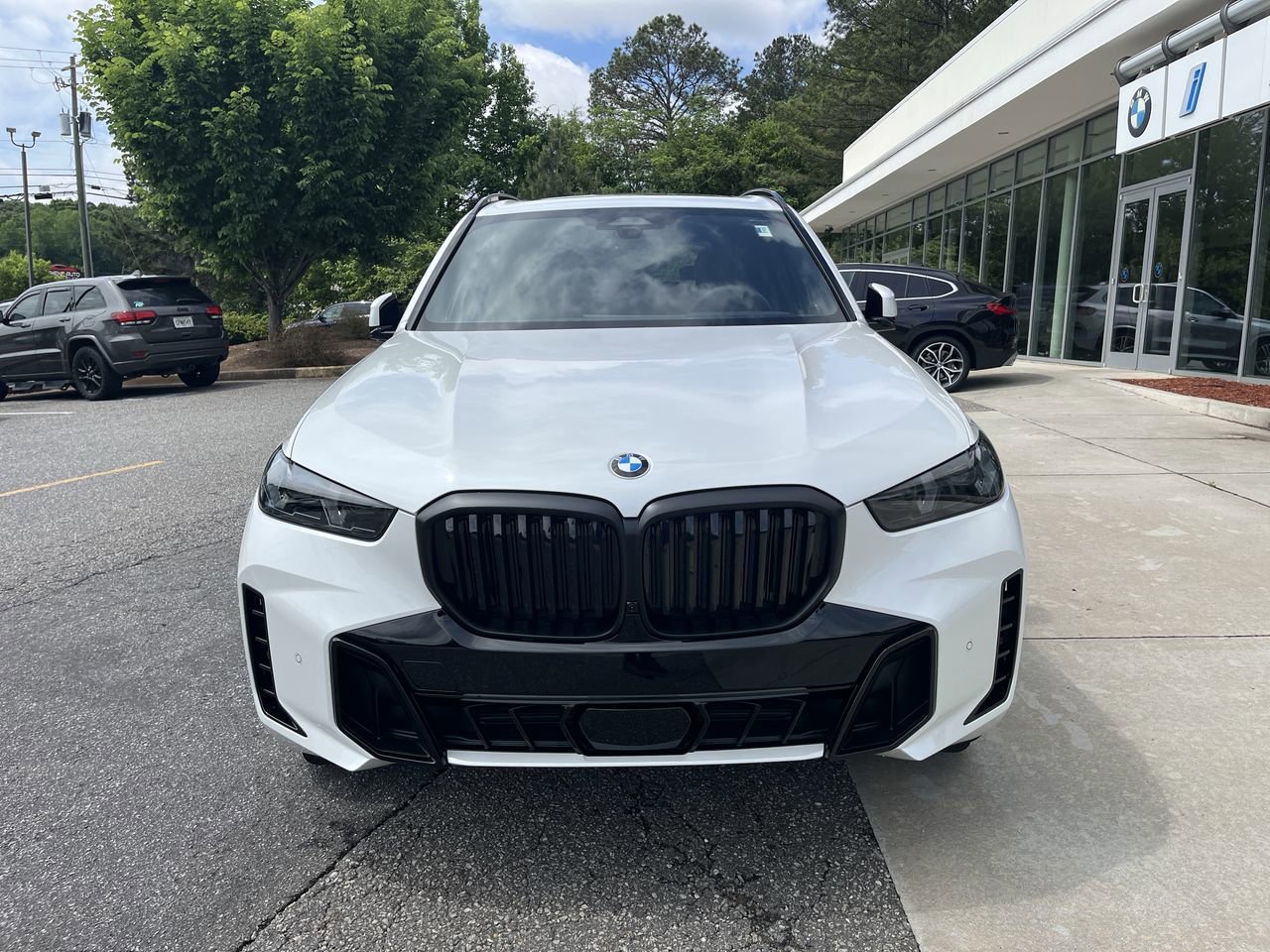 New 2026 Mineral White Metallic BMW xDrive40i image 3