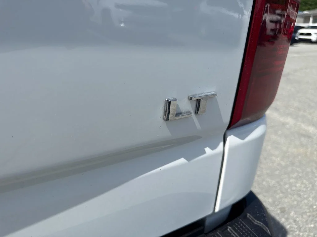 Used 2025 White Chevrolet LT image 30