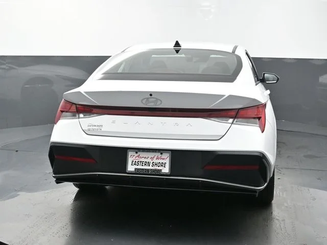 Used 2025 White Hyundai SEL Convenience image 6