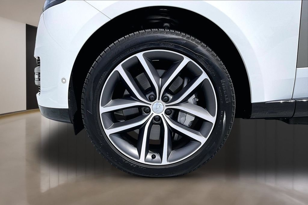 Certified Used 2025 Fuji White Land Rover SE image 32