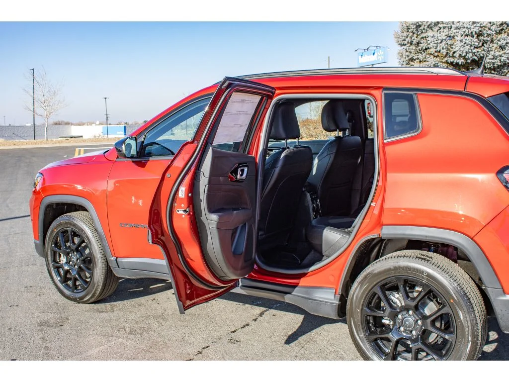 New 2026 Red Hot Pearlcoat Jeep Latitude Altitude image 36