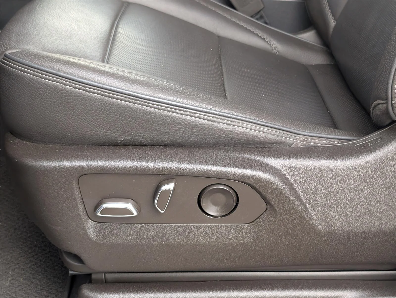 Used 2022 White Frost Tricoat GMC Denali image 17