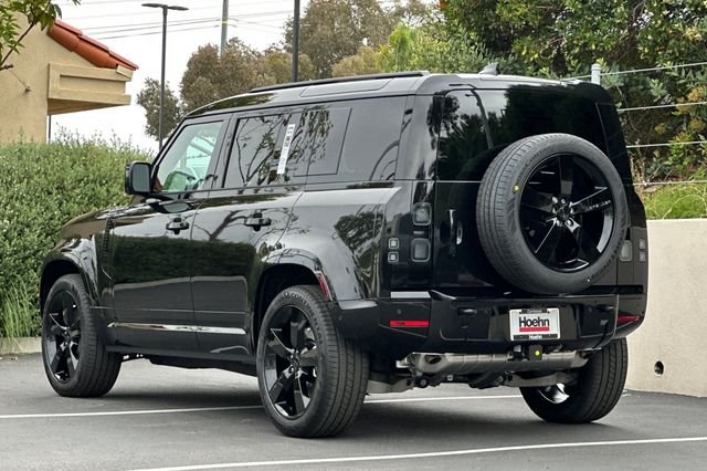 New 2026 Santorini Black Land Rover X-Dynamic SE image 3