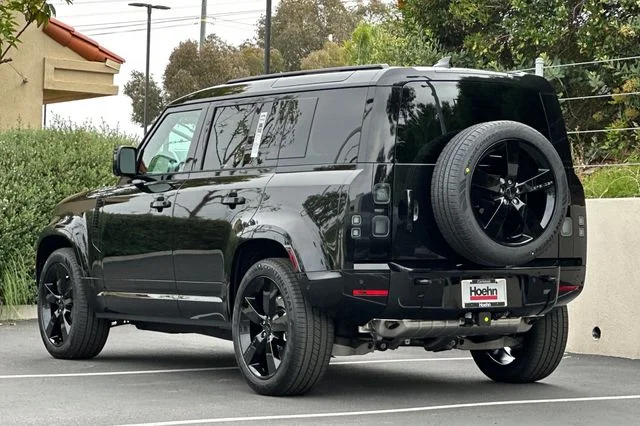 New 2026 Santorini Black Land Rover X-Dynamic SE image 3